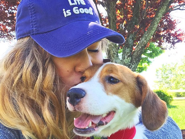 goodnews-niablog young woman kissing her dog